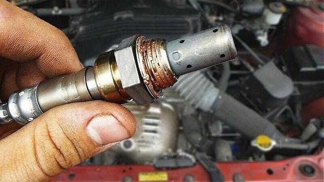 Tác dụng của cảm biến oxy trong việc điều chỉnh nhiên liệu và khí thải của ô tô