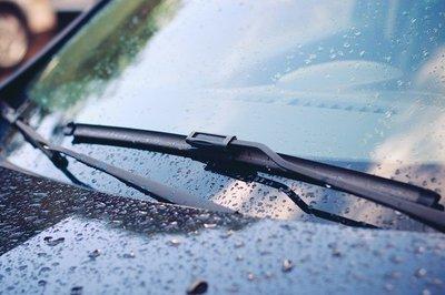 Khi nào thì cần thay gạt mưa ô tô?